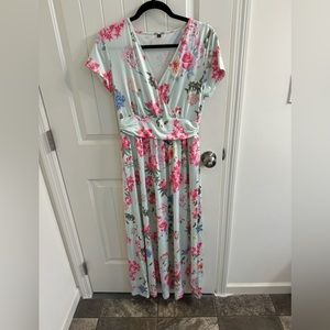Elegant maxi dress perfect for the spring or summer